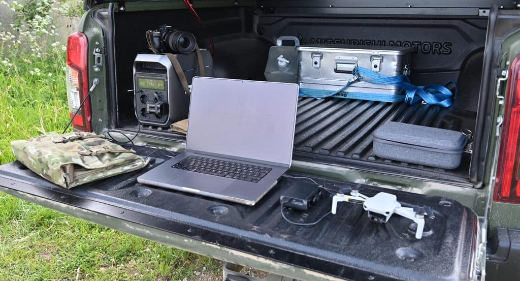 Ladefläche mit Powerstation, Laptop und Drohne