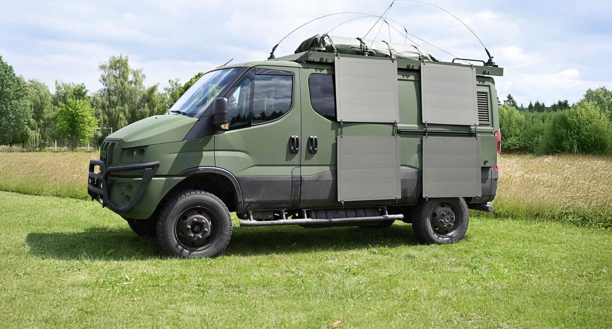 IVECO Noriker Funkfahrzeug mit SOLAR-SHIELD-Modulen auf dem Aufbau