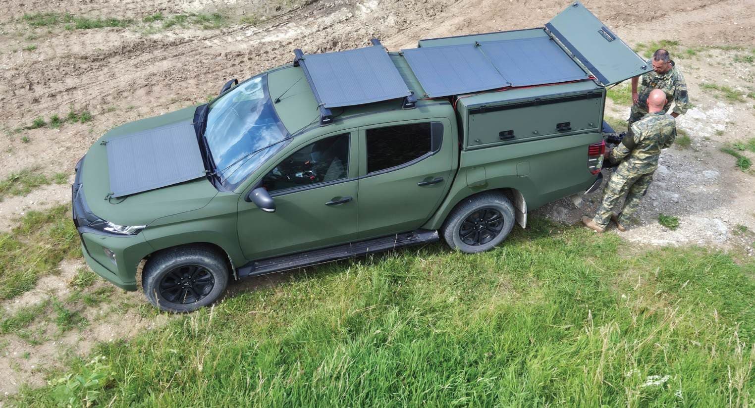 Pick-up von oben mit Modulen auf Dach und Aufbau