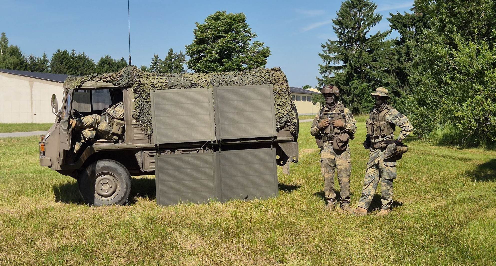 Aufklärungsfahrzeug AP710 Pinzgauer mit vier Modulen und zwei Soldaten