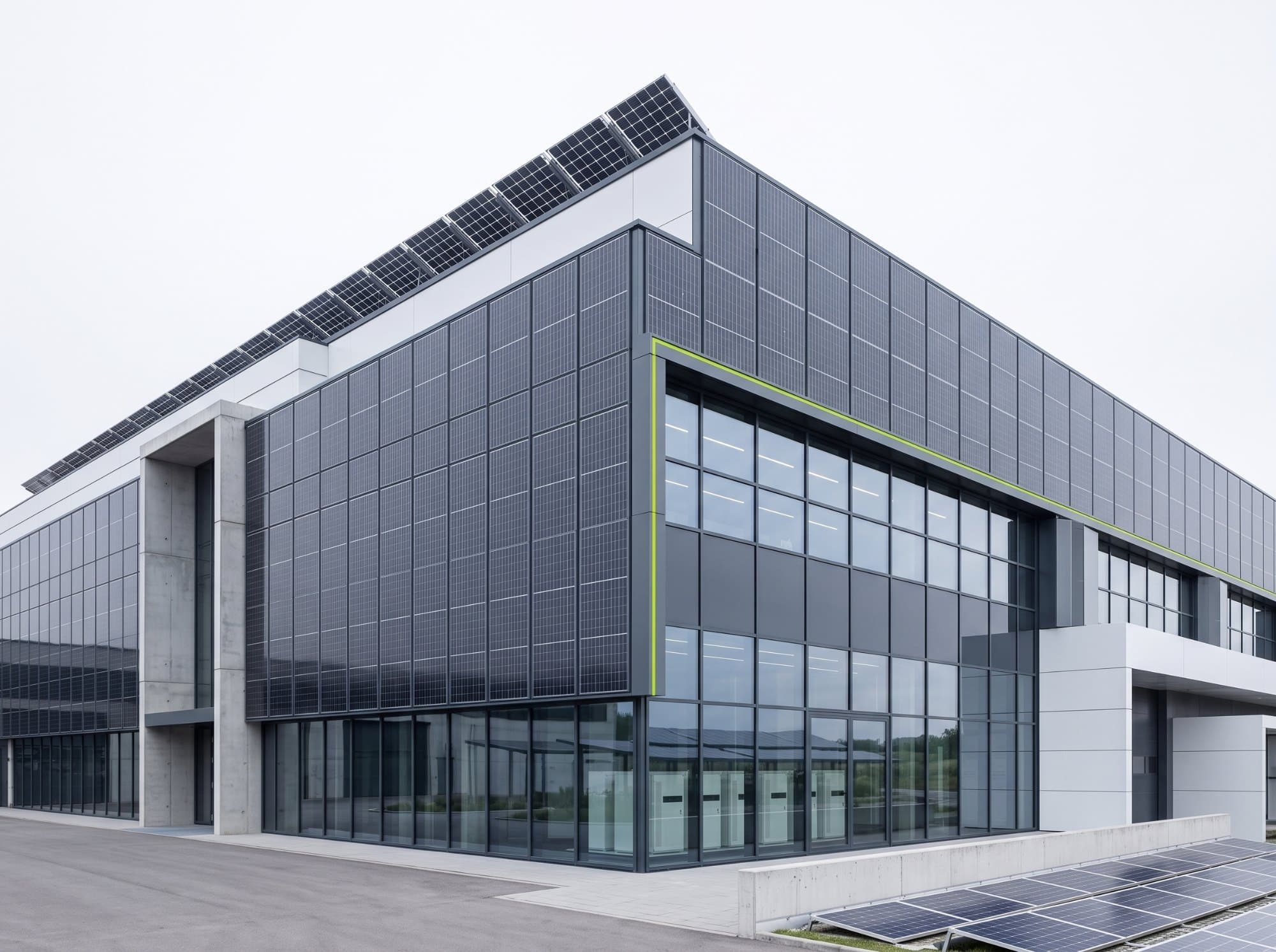 Gebäudehülle mit BIPV-Fassade und PV-Dach