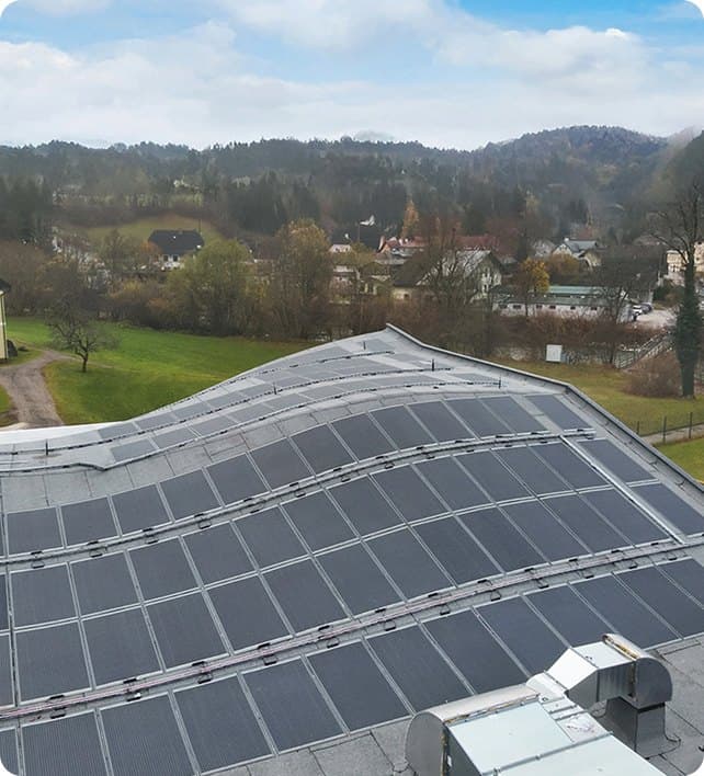 Leichtbau-Photovoltaik auf einem großflächigen Hallendach in Österreich