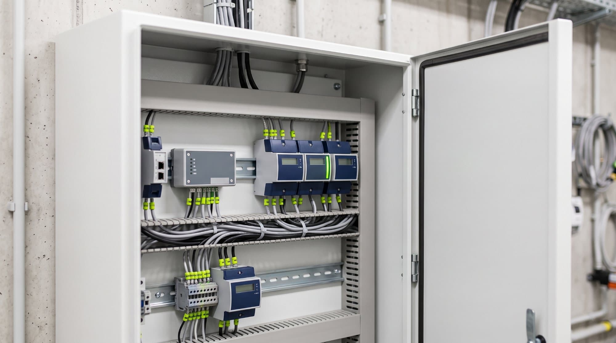 Schaltschrank mit Datenlogger und Smart Meter