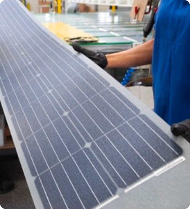 Composite-Photovoltaikmodul in der Fertigung