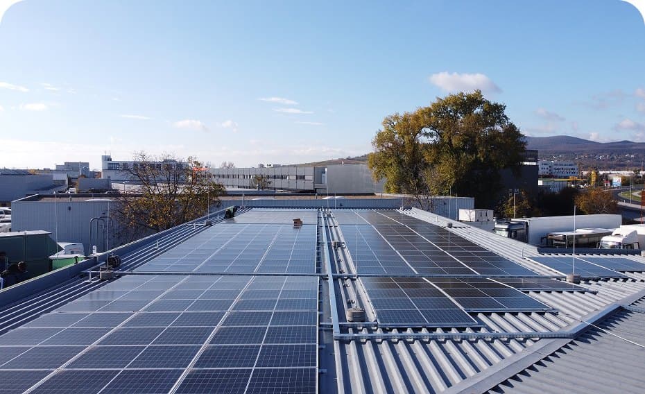 Photovoltaik-Anlage auf dem Dach eines öffentlichen Gebäudes