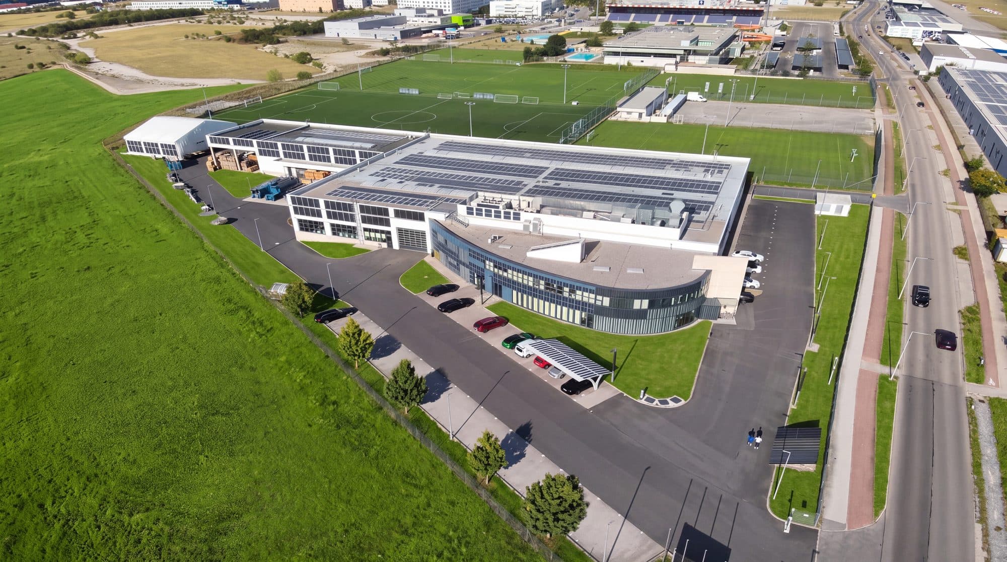 Aerial view of the das.kraftwerk site in Wiener Neustadt with photovoltaics on roof and carport